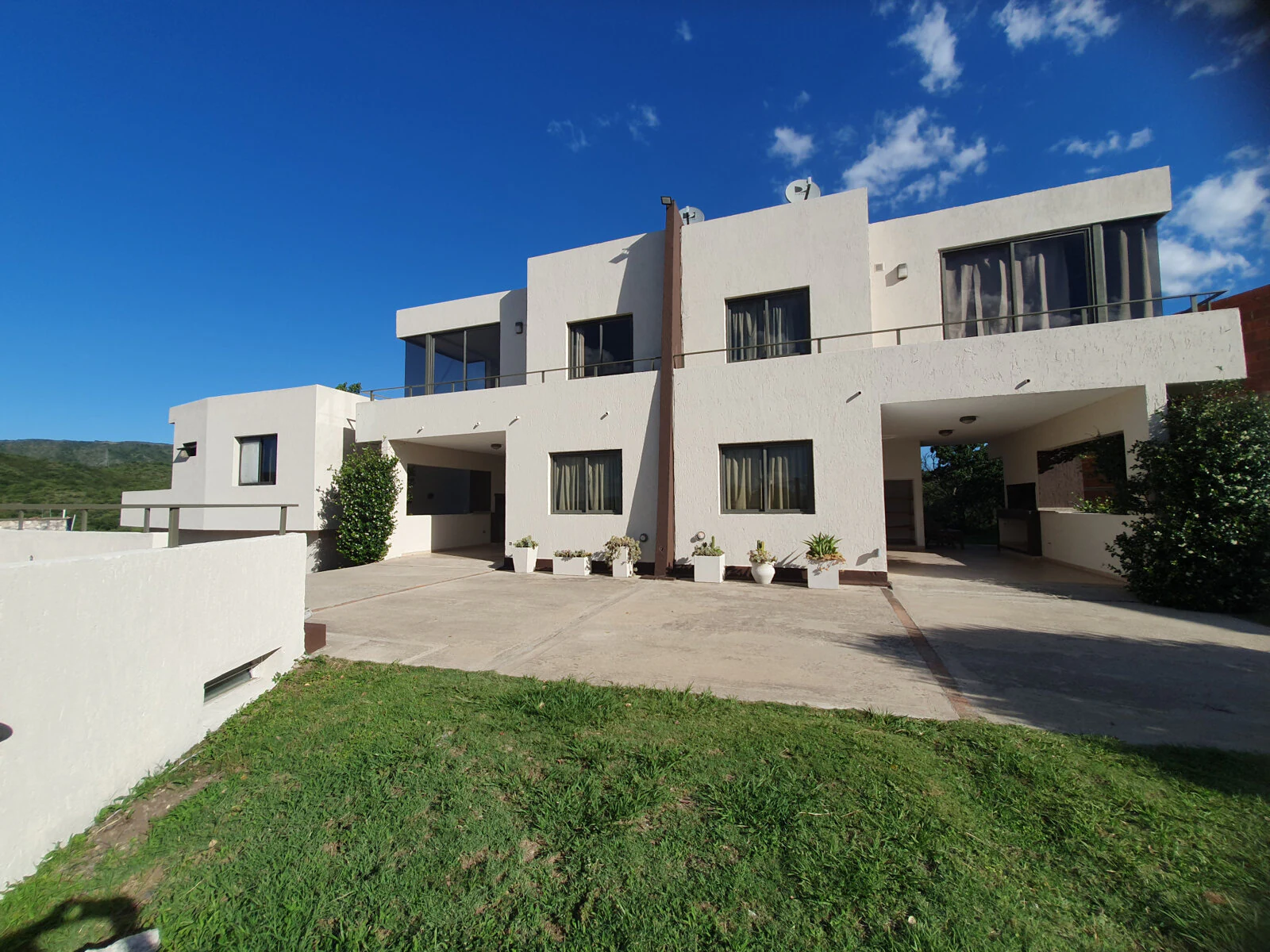 Espacios comunes y exteriores · Fachada del complejo · Costa Linda