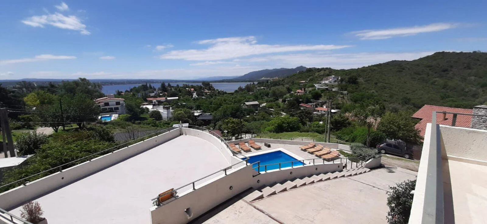 Vistas al lago y las sierras · Vista panorámica del entorno · Costa Linda