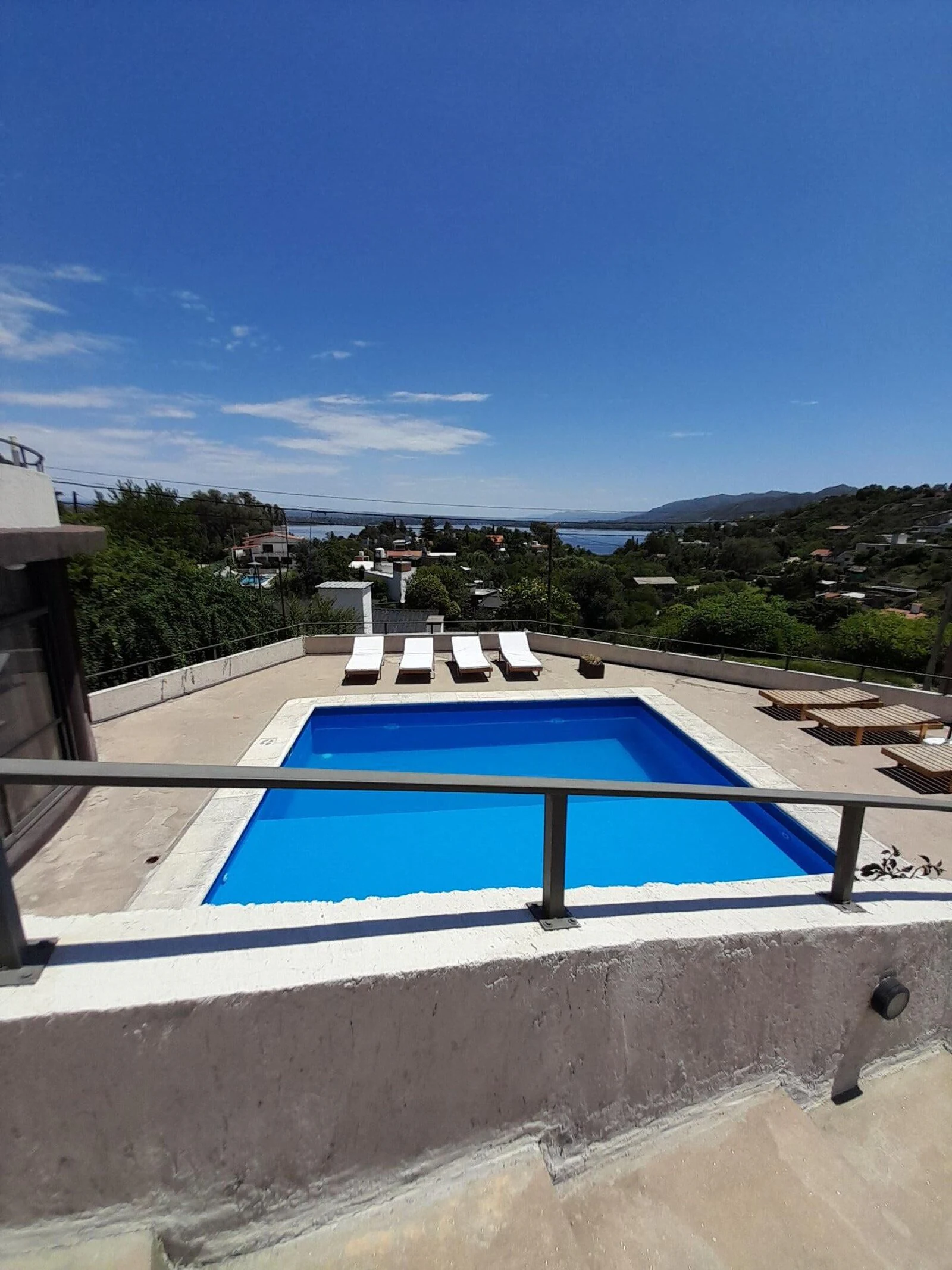 Pileta y solárium · Pileta y terraza · Costa Linda
