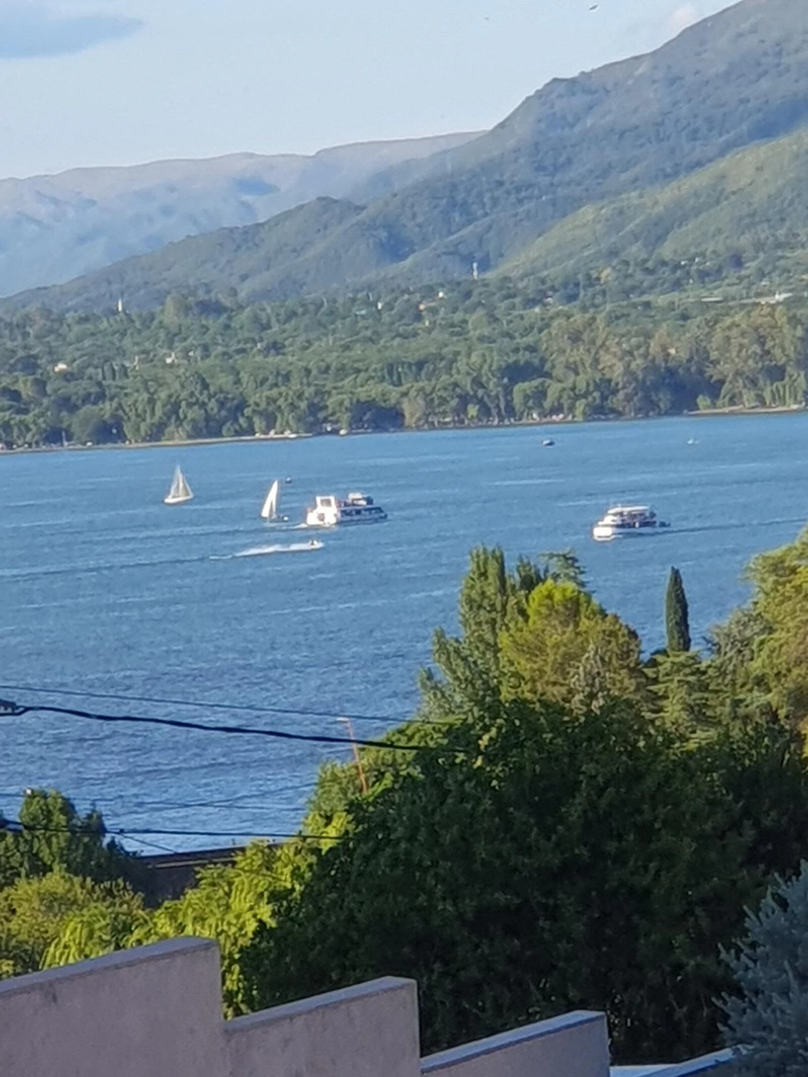 Vistas al lago y las sierras · Lago y sierras · Costa Linda