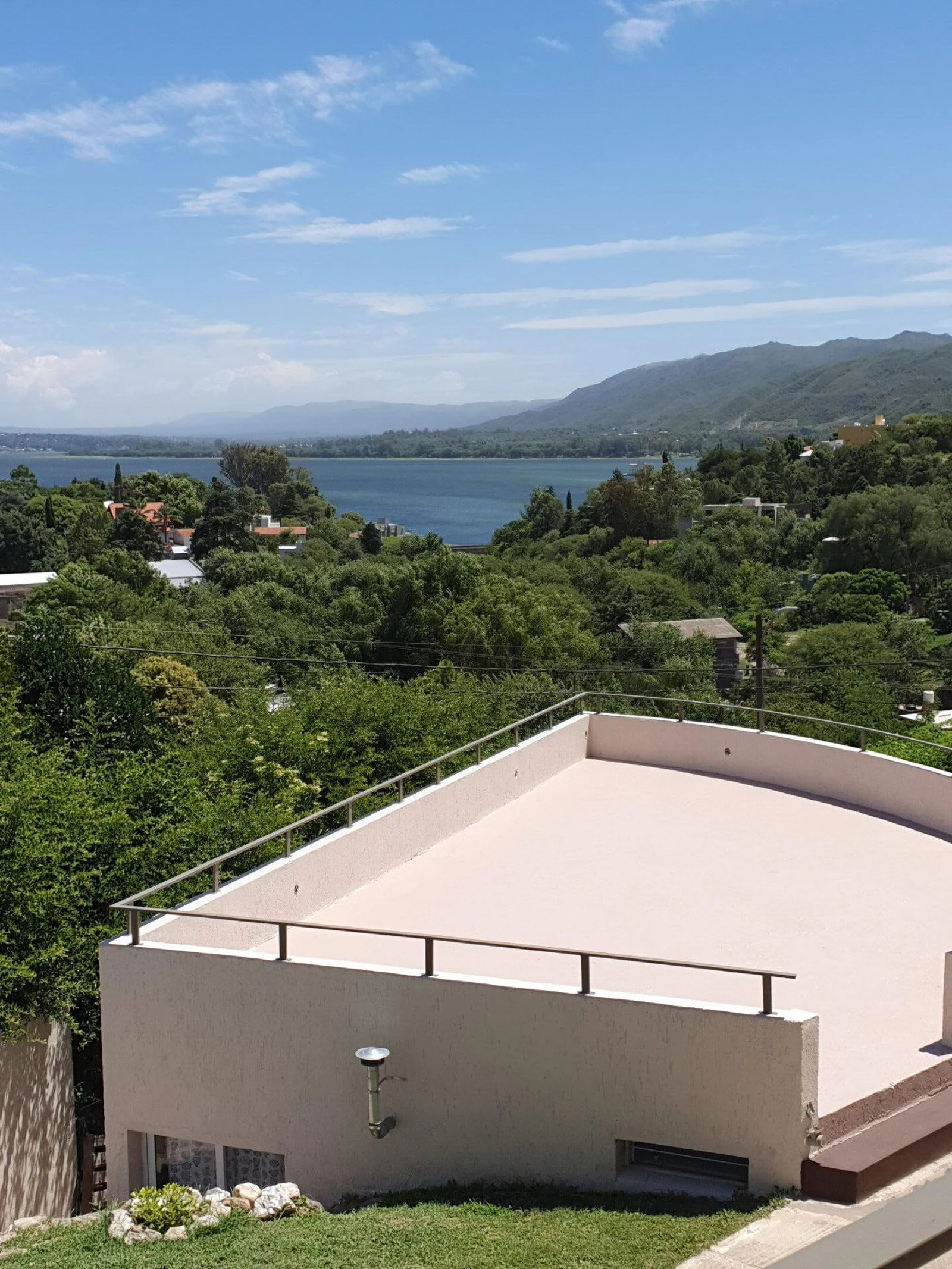 Vistas al lago y las sierras · Paisaje desde el complejo · Costa Linda