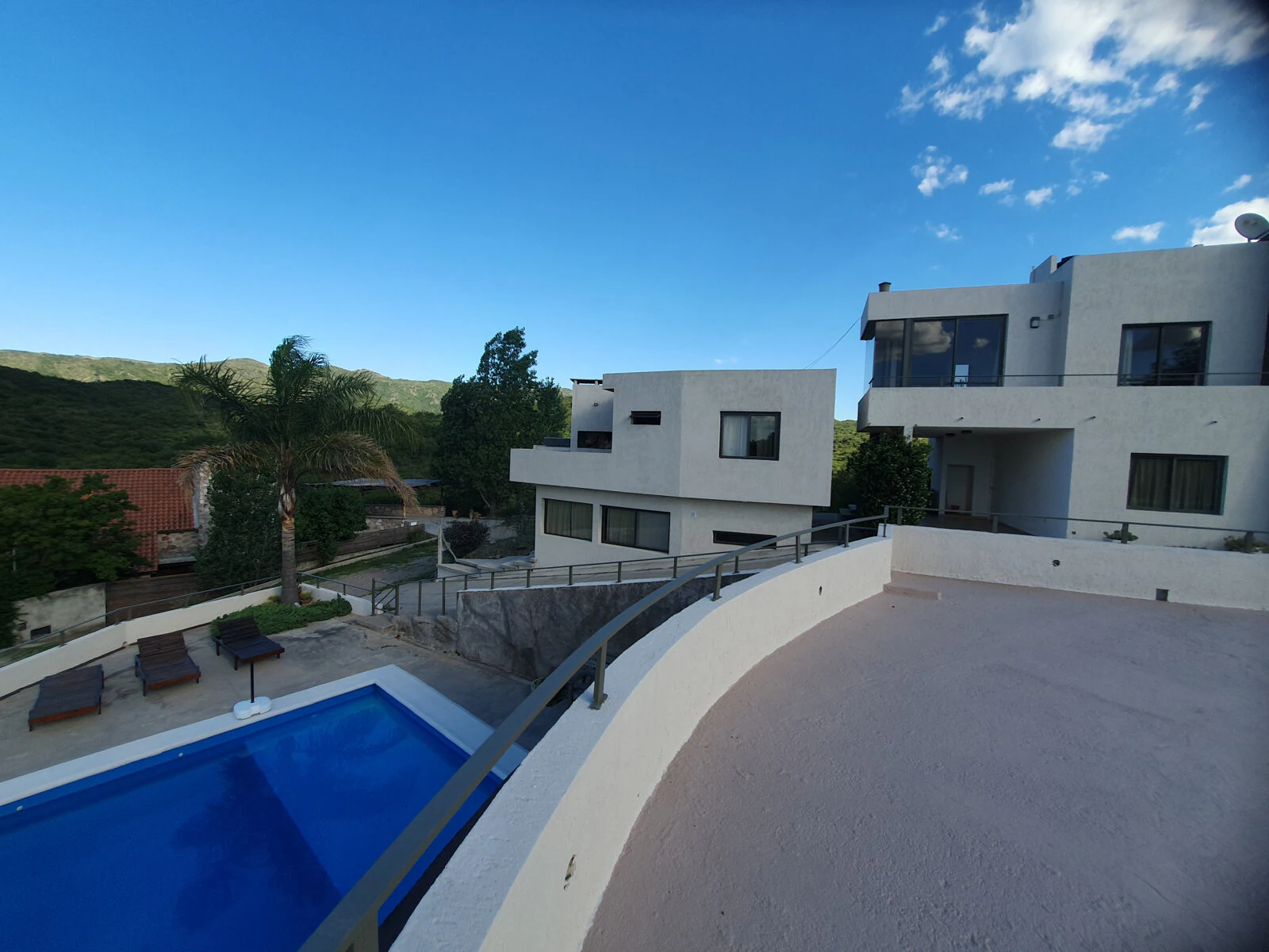 Pileta y solárium · Pileta desde el complejo · Costa Linda